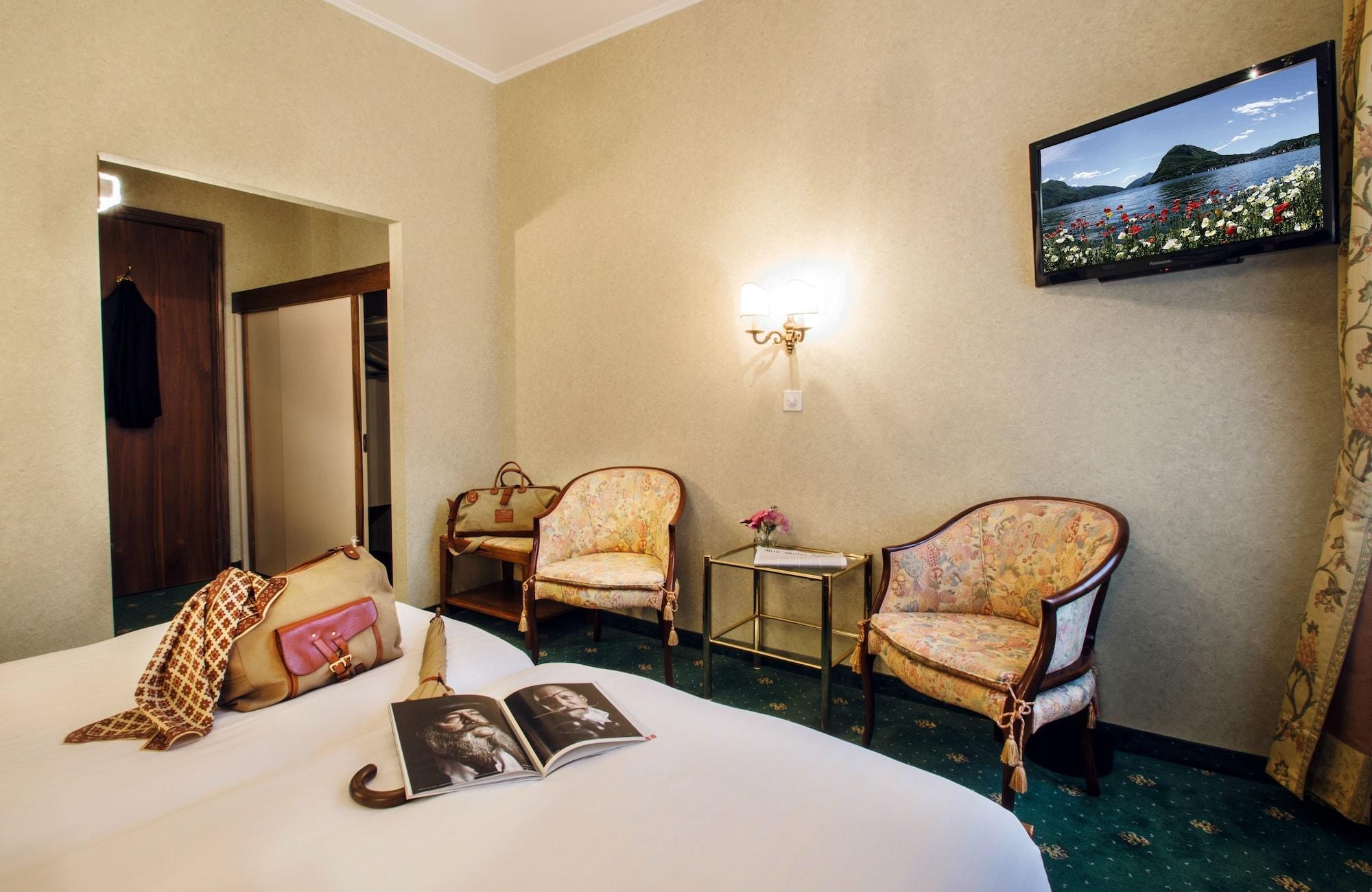International Au Historic Lakeside Hotel