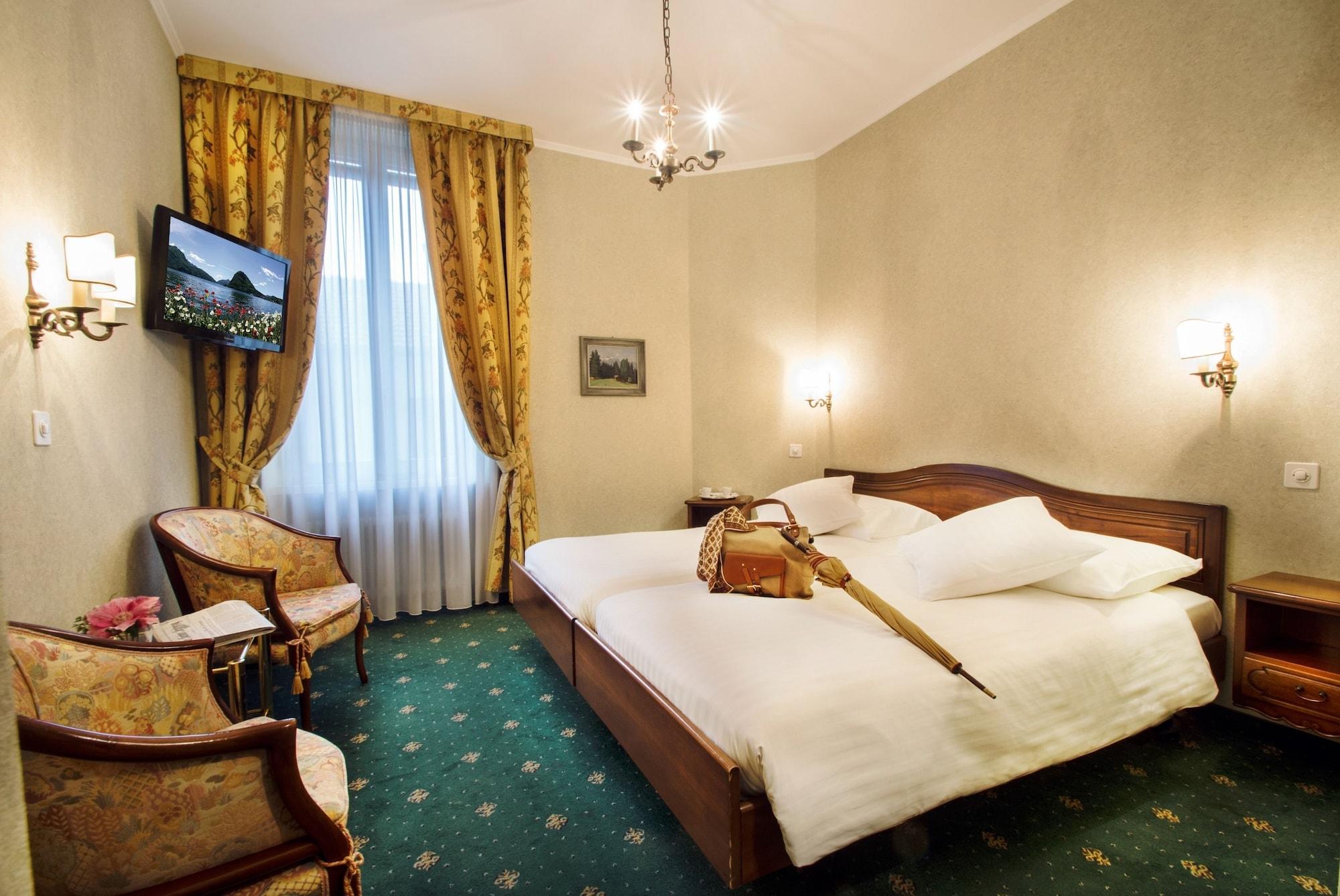 International Au Historic Lakeside Hotel