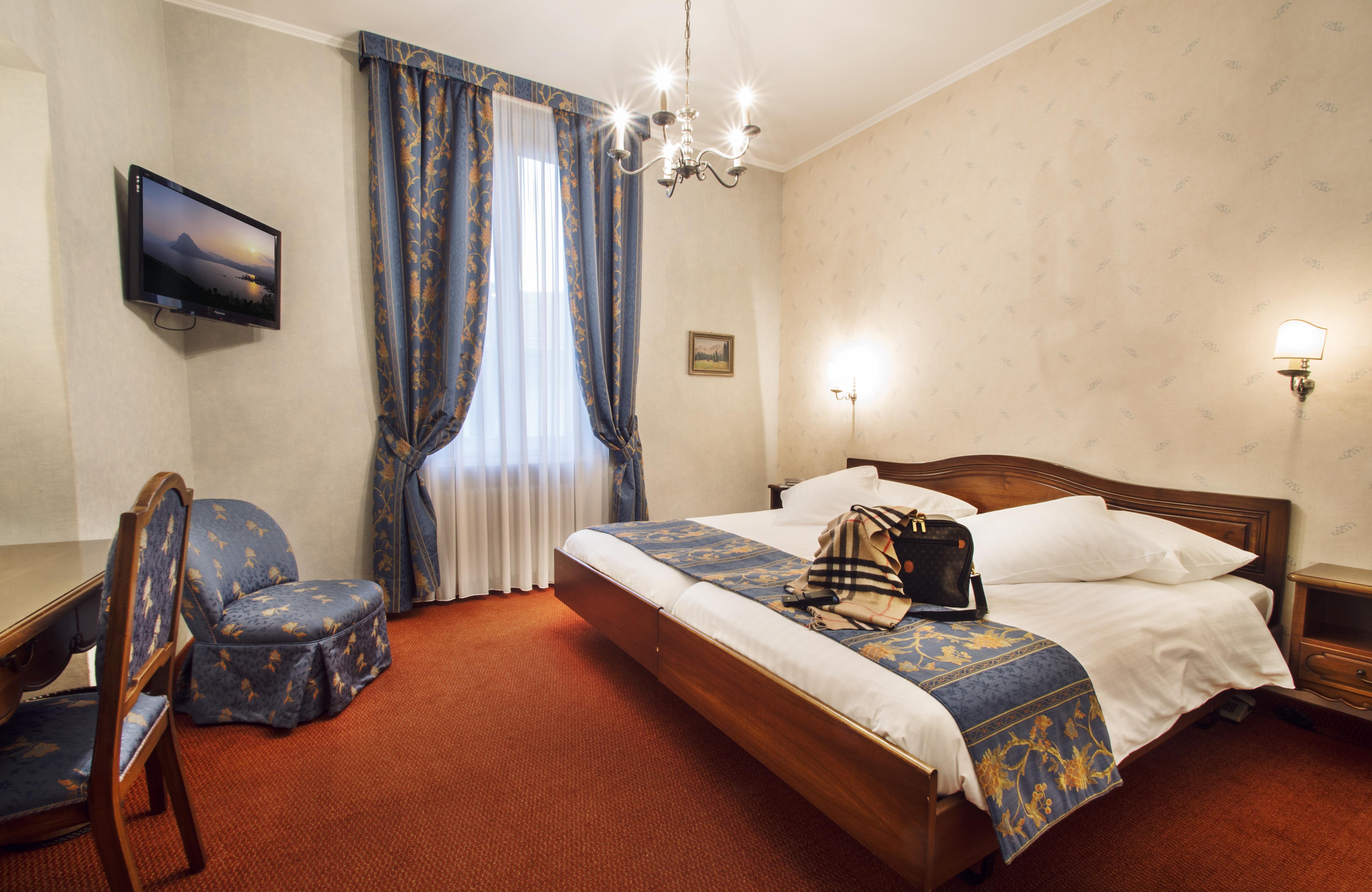 International Au Historic Lakeside Hotel