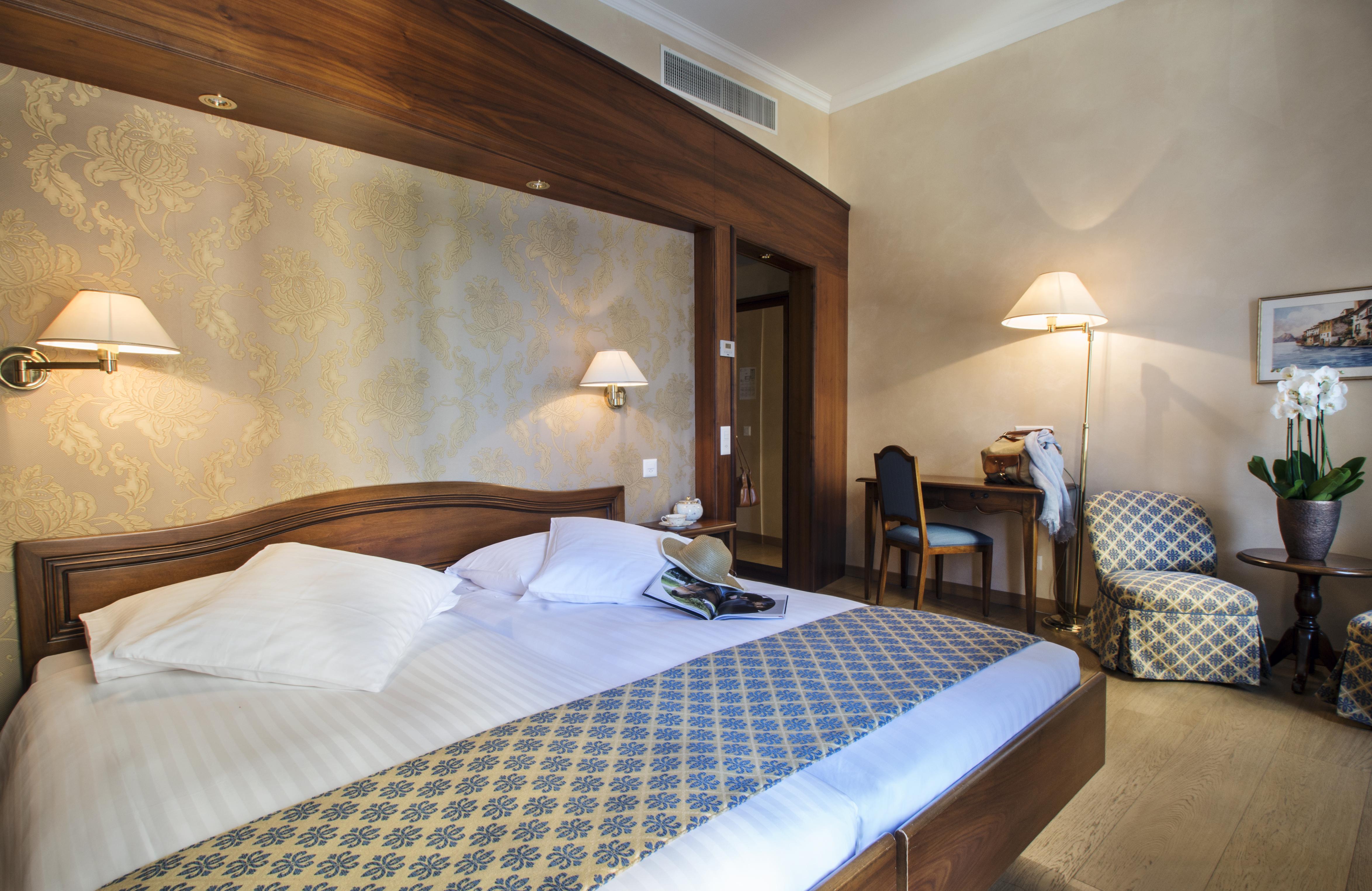 International Au Historic Lakeside Hotel 3*