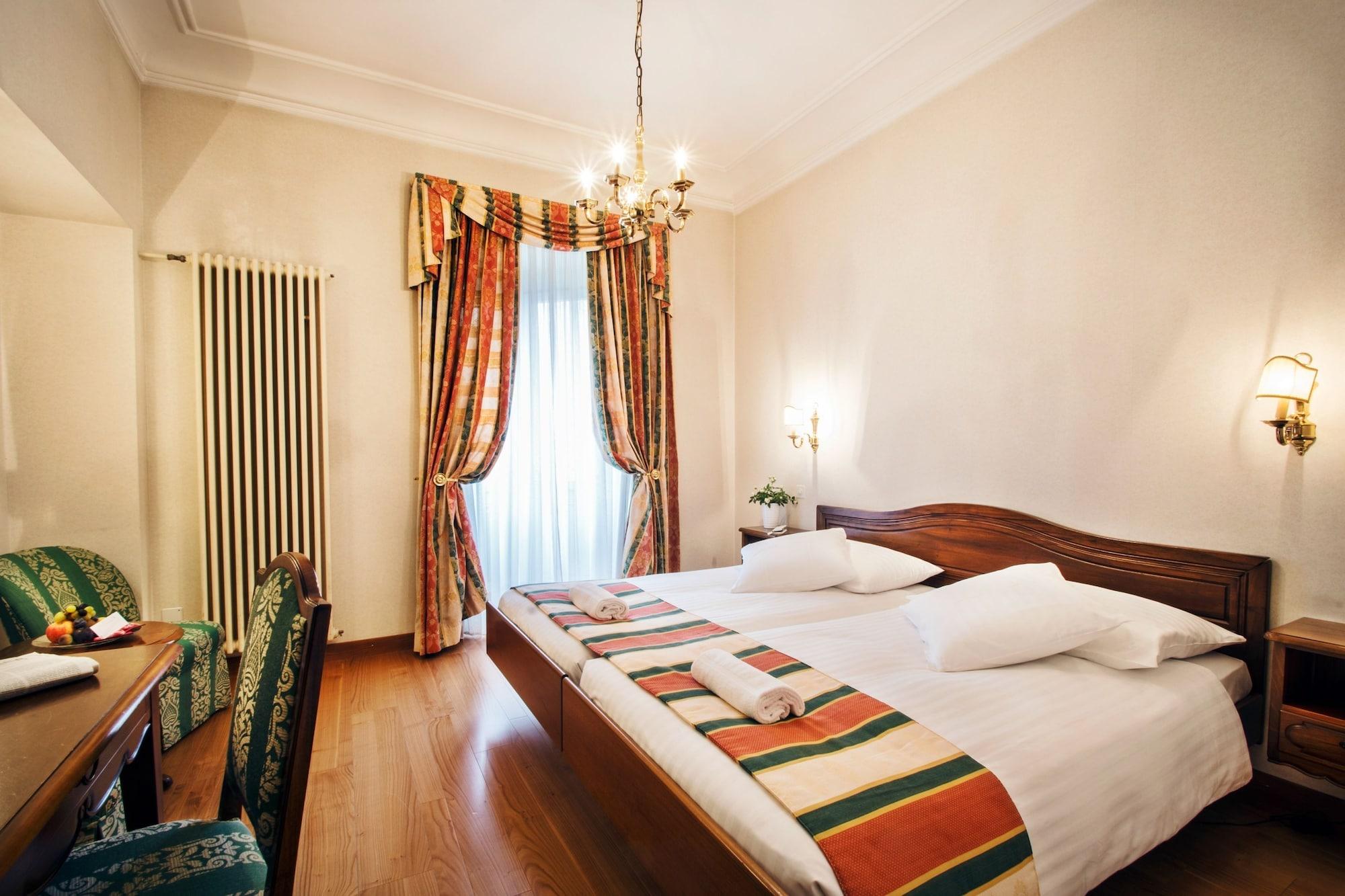 International Au Historic Lakeside Hotel